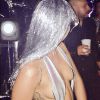 Miley Cyrus cobriu mamilos com adesivo brilhoso