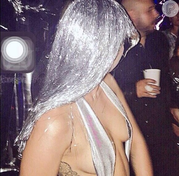 Miley Cyrus cobriu mamilos com adesivo brilhoso