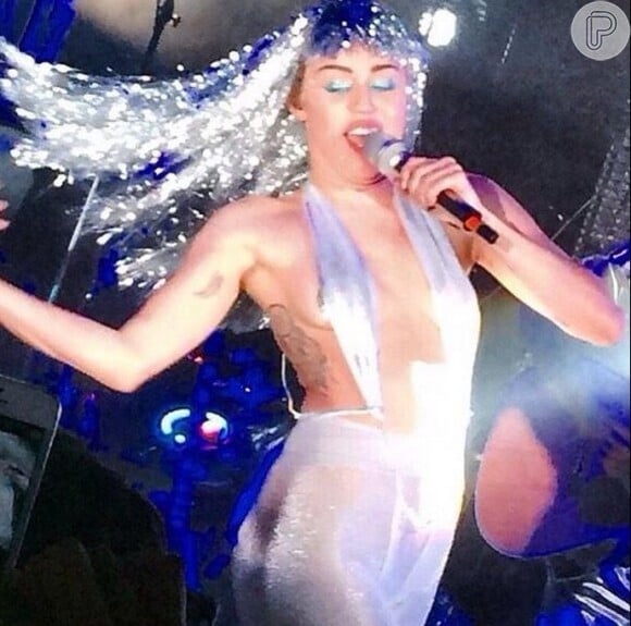 Miley Cyrus deixa tatuagem à mostra durante show