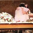 Velório de Françoise Forton: o viúvo Eduardo Barata recebe o abraço de Nathalia Dill