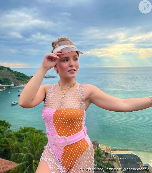 Saída de praia é item indispensável no beachwear de Larissa Manoela