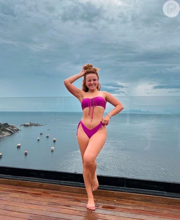 Roxo é uma cor tendência para 2022 e Larissa Manoela a usou em look de praia