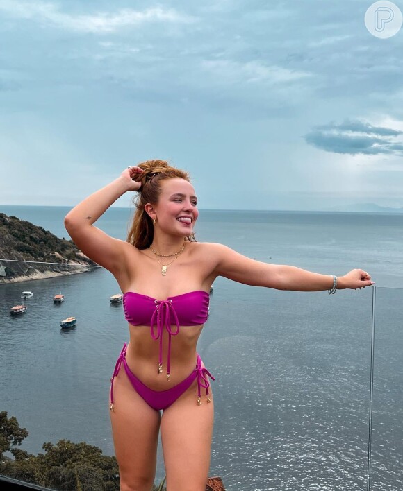 Biquíni sem alças e com amarrações no busto: o modelo em tom de roxo foi aposta de Larissa Manoela em 2022