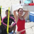 Maiô vermelho é uma peça versátil na moda praia: atriz Larissa Manoela a usou para partida de futevôlei