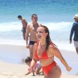 Larissa Manoela usa biquíni laranja neon em dia de praia no Rio de Janeiro