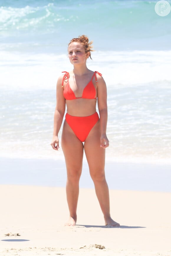 Biquíni de cintura alta é uma das modelagens favoritas da atriz Larissa Manoela em moda praia