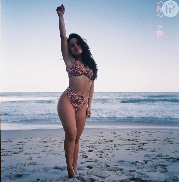 A estampa de poá é uma das favoritas de Larissa Manoela em moda praia