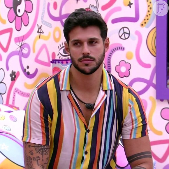 'BBB 22': já Rodrigo está trocando flertes fora do programa sem saber