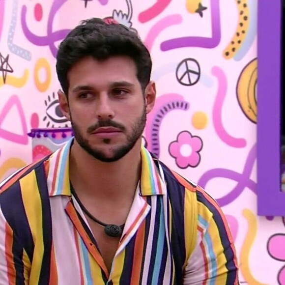 'BBB 22': já Rodrigo está trocando flertes fora do programa sem saber