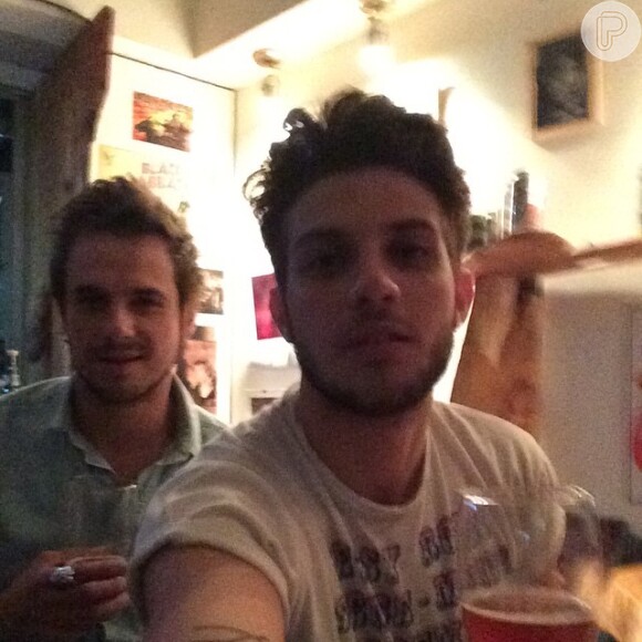 Chay Suede postou uma foto em um bar de Buenos Aires, na Argentina, bebendo cerveja e escreveu: 'Que tal?'