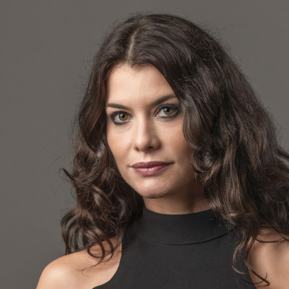 Érica (Fernanda de Freitas) vai ser vítima de armação de Bárbara (Alinne Moraes), que cria falso perfil em site de namoro para a enteada, na novela 'Um Lugar ao Sol'