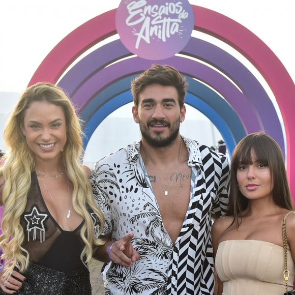 Os ex-BBBs Sarah, Gui Napolitano e Thais no show de Anitta