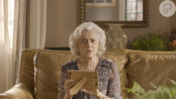 Novela 'Um Lugar ao Sol': Lara (Andreia Horta) choca a avó, Noca (Marieta Severo), ao revelar que Thaiane (Georgina Castro) é sua neta