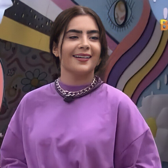 'BBB 22': look com branco e lilás de Jade Picon tinha colar de correntes Rosa Chá (R$598,00), calça Helena Bordon (R$479) e camiseta oversized da marca A Gola (R$170,00)