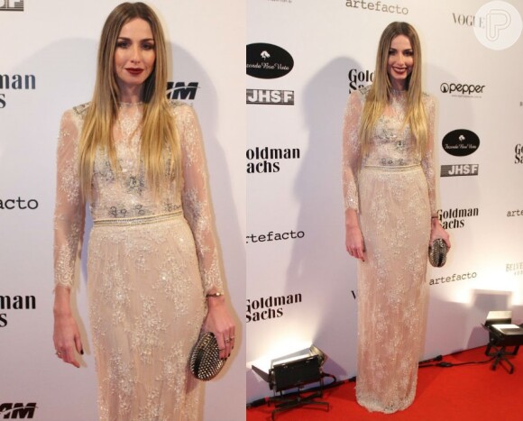 Mariana Weickert usou o vestido glamouroso de Lethicia Bronstein em evento da Brazil Foundation