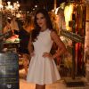 Mariana Rios escolhe vestido curtinho branco rodado para evento