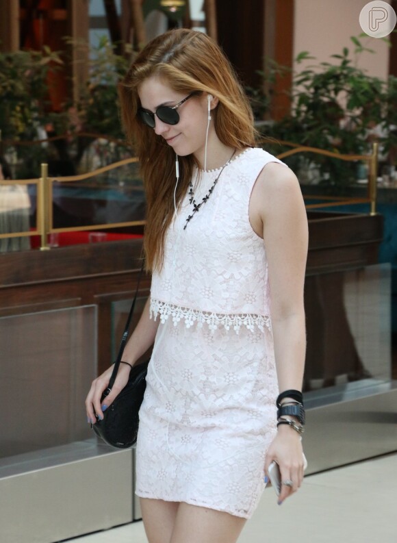 Durante passeio no shopping, Sophia Abrahão escolheu um vestido curto de bordado inglês e usou acessórios despojados para fazer um look mais informal