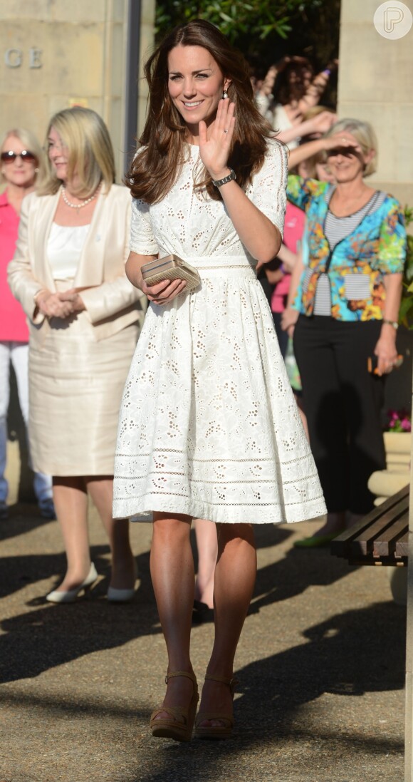 Durante passagem pela Austrália, Kate Middleton optou por um vestido branco em bordado inglês, levemente rodado, com a cintura bem marcada e mangas 3/4