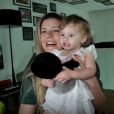 Tiago Leifert e a mulher, Daiana Garbin, explicaram que a filha Lua, de apenas 1 ano, está com retinoblastoma, doença que atinge seus dois olhos