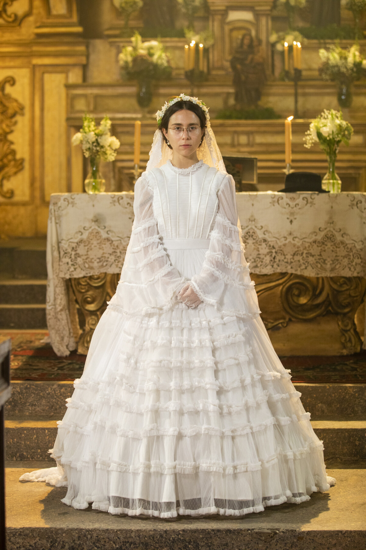 Foto: Dolores (Daphne Bozaski) é levada ao altar pela irmã, Pilar Foto: Dolores (Daphne Bozaski) é levada ao altar pela irmã, Pilar