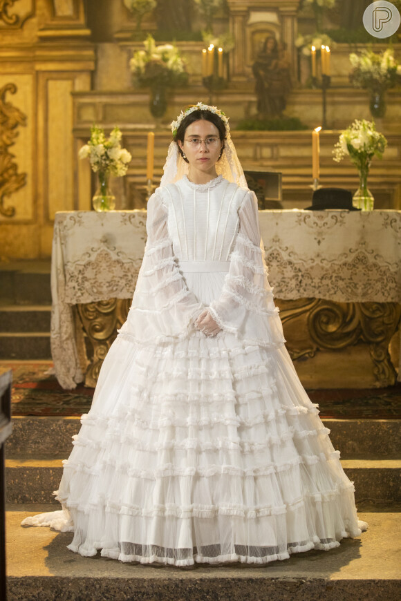 Dolores (Daphne Bozaski) é levada ao altar pela irmã, Pilar (Gabriela Medvedovski) no fim da novela 'Nos Tempos do Imperador'
