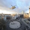 Tom Cruise aterrissa de helicóptero na praça Trafalgar Square, em Londres, em novembro de 2012