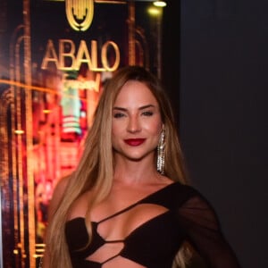 Gabi Martins aposta em vestido preto de ombro único e recortes