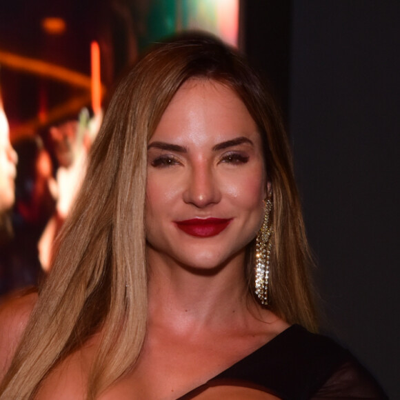 Gabi Martins aderiu à trend cut out em look de lançamento de Luan Santana
