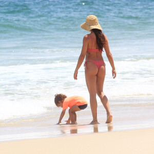 Isis Valverde é flagrada com o filho na praia da Barra da Tijuca