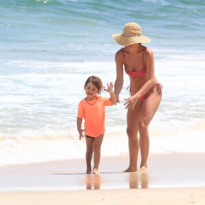 Isis Valverde brinca com o filho, Rael, em praia