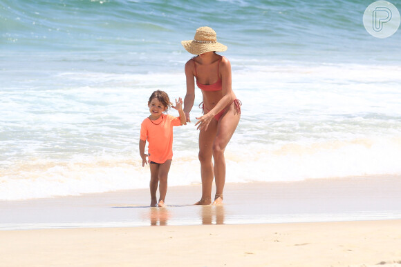 Isis Valverde brinca com o filho, Rael, em praia