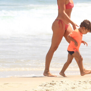 Isis Valverde passeia com o filho em praia