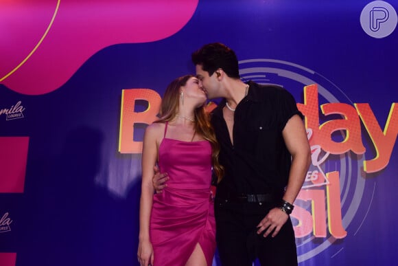 Luan Santana e Izabela Cunha trocaram beijos diante das câmeras