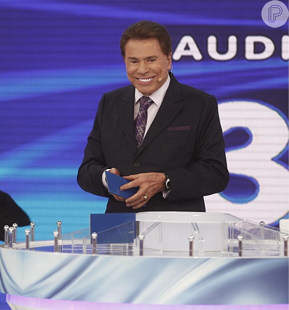 Recentemente, Silvio Santos aposentou o antigo modelo de microfone que usava, adotando um mais moderno