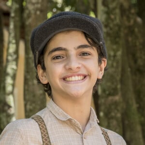 Lorenzo (Vinícius Pieri) se irrita com Bento (Pedro Guilherme Rodrigues) na novela 'Além da Ilusão' quando o amigo lê rápido uma frase de livro