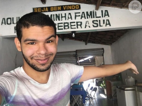 Vinicius, do 'BBB 22', mora com o pai, a avó materna e tia em uma pensão da família