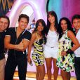 Paulinha Abelha com os integrantes do grupo Calcinha Preta em bastidor do 'Estação Globo', de Ivete Sangalo