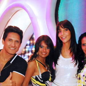 Paulinha Abelha com os integrantes do grupo Calcinha Preta em bastidor do 'Estação Globo', de Ivete Sangalo