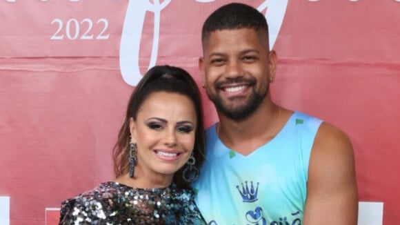 Marido de Viviane Araujo acaricia barriga de grávida da atriz em evento. Fotos do casal!