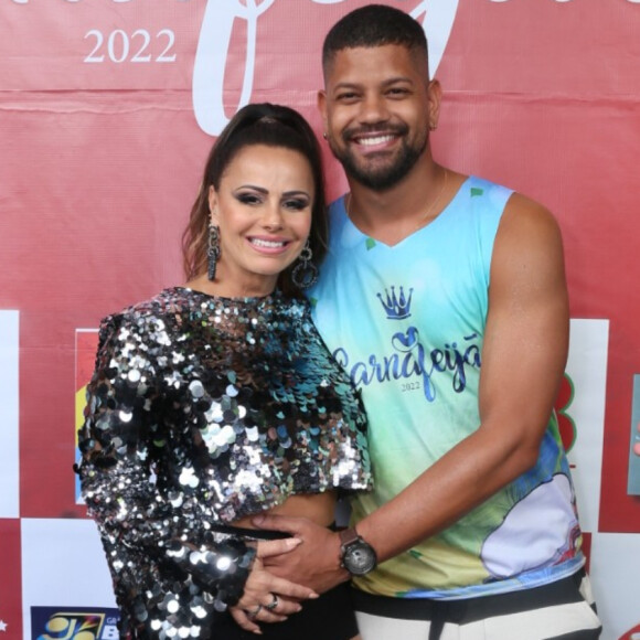 Viviane Araujo ganhou carinho em barriga de gravidez durante feijoada com marido