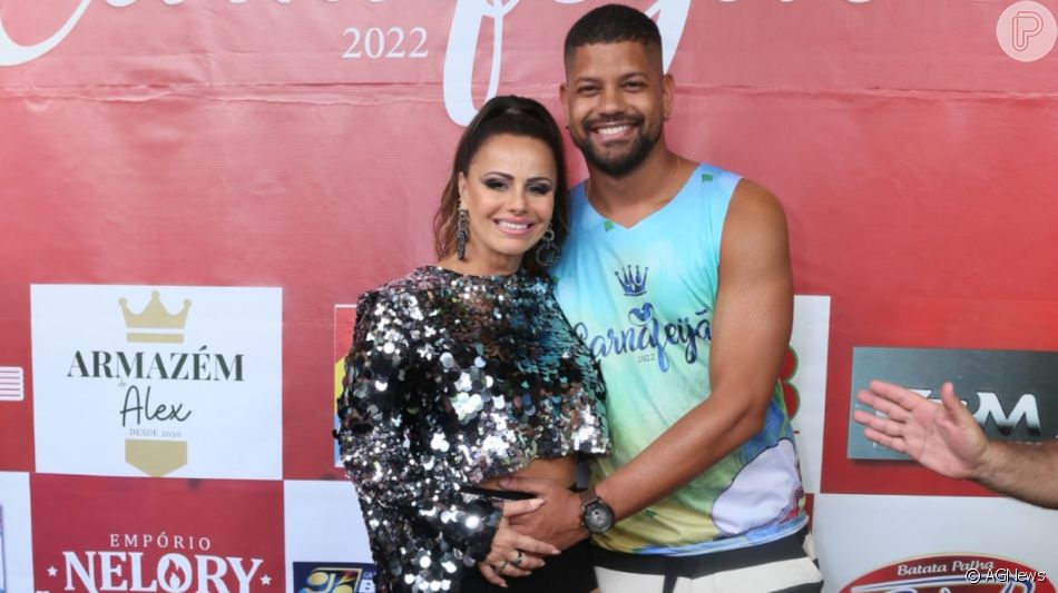 Viviane Araujo ganhou carinho em barriga de gravidez durante feijoada com marido
