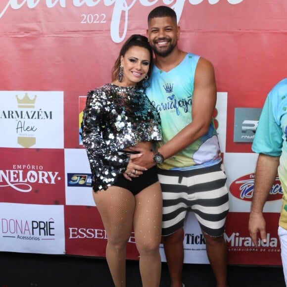 Guilherme Militão acariciou barriga de grávida da mulher, Viviane Araujo