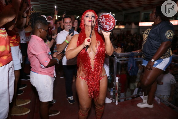 Grávida, Viviane Araujo caiu no samba no Salgueiro