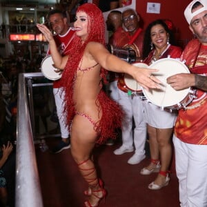 Grávida, Viviane Araujo foi à quadra da Salgueiro com look todo vermelho