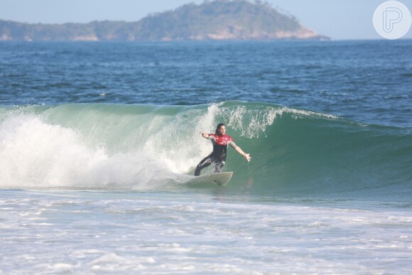 Romulo Neto aproveitou o dia de folga para surfar em São Conrado, no Rio