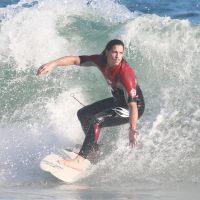 Romulo Neto, de 'Império', mostra habilidade em dia de surfe em praia do Rio