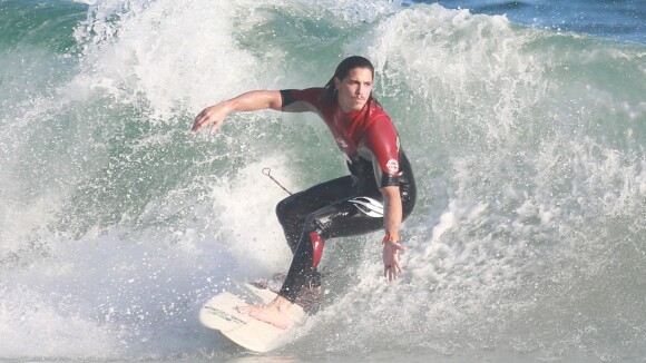 Romulo Neto, de 'Império', mostra habilidade em dia de surfe em praia do Rio