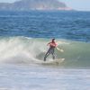 Romulo Neto curte dia de surfe na praia de São Conrado, Zona Sul do Rio