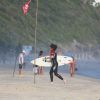 Romulo Neto curte dia de surfe na praia de São Conrado, Zona Sul do Rio