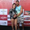 Viviane Araujo ganhou carinho na barriga de gravidez durante feijoada com marido